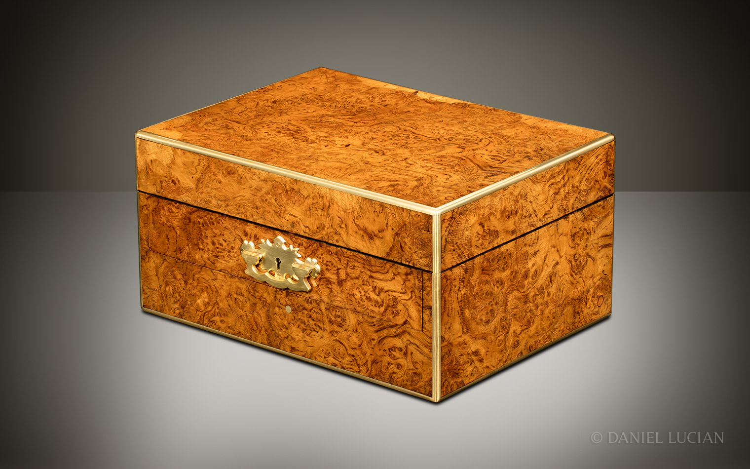 Antique Jewellery Box in Burr Walnut with Double-Hinged Mechanism
